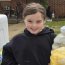 O fetiță de doar 7 ani a început să vândă limonadă pentru a putea plăti piatra funerară a mamei sale