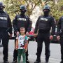 Aniversare inedită în Oradea: unui băiețel îndrăgostit de meseria de polițist i-au adus tort luptători de la Serviciul pentru Acțiuni Speciale