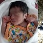 O mamă cățelușă a salvat viața unui bebeluș abandonat, îngrijindu-l ca pe propriul pui
