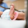 Aproape 300 de copii au fost abandonați în maternitate în primele nouă luni din 2022. Câți copii instituționalizați se află în România