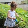 10 sfaturi care te vor ajuta să-ți convingi copilul să te ajute la grădinărit