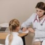 Sfaturi esențiale pentru vizita la medic cu un copil diagnosticat cu autism