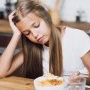 O fetiță diagnosticată cu emetofobie a refuzat să mai mănânce de teamă să nu vomite
