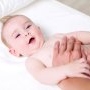 Trucul viral al unei mame care reușește să elimine miraculos gazele bebelușului