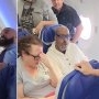 Un bărbat a țipat la părinții unui copil care a plâns în avion timp de 45 de minute