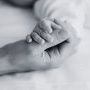 O fetiță de patru luni ar fi murit strivită de părinți în pat
