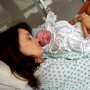 Tehnica nașterii asistate prin cezariană: Mămicile își pot scoate singure bebelușii din burtică, în timpul operației