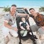 Un cuplu de bărbați gay călătoresc în toată lumea pentru a găsi lapte matern pentru fiul lor
