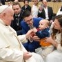 Papa Francisc consideră că mamele surogat ar trebui interzise. „Reprezintă o încălcare gravă a demnității femeii și a copilului"