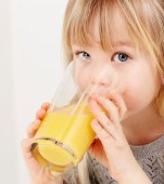Tabel: cât suc de fructe trebuie să bea copilul tău? 