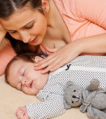 Studiu: cum reacționează bebelușii la nivel psihic la atingerile mamei în zona feței