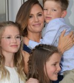 Jennifer Garner: copiii mei îmi spun să mă demachiez când vin de la o ședință foto. Ei o vor pe mami!