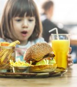 Mâncarea de la fast food duce copiii la depresie, dezvăluie un studiu recent