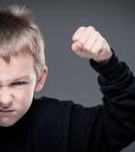 3 moduri prin care îți ajuți copilul să nu devină un agresor (bully)
