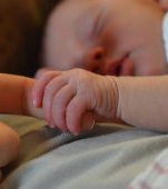 O femeie cu transplant de uter a născut un copil perfect sănătos