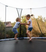 Solicitare într-un cartier rezidențial: copiii să nu se joace afară înainte de ora 9 dimineața