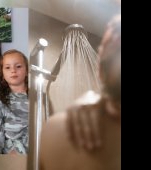 Cum a transmis fiica mea de 3 ani live pe Instagram momentul când eu făceam duș