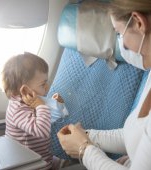 O mamă nu reușea să își calmeze bebelușul în avion. Ce a făcut însoțitorul de zbor a uimit pe toată lumea