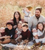 O mamă care a adoptat 4 copii află că este însărcinată cu cvadrupleți
