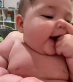 Senzația internetului: cel mai dolofan bebeluș de pe TikTok