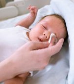 Ochi lipiți la bebeluși: cauze, tratament și prevenție