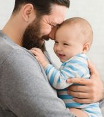 Două treimi dintre tați se simt dați la o parte atunci când se nasc copiii lor