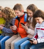 „Ne vrem copiii înapoi!” Social Media și anxietatea unei copilării pierdute