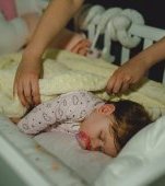 De ce transpiră bebelușii în somn? Când apar motive de îngrijorare