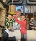 Un adolescent ucrainean își crește singur cei patru frați, după ce mama lor i-a murit în brațe