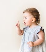Vorbim „pe limba” bebelușului: 8 semne prin care cel mic îți comunică nevoile în primele luni de viață