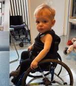 La doar 11 luni, Victor a fost diagnosticat cu o boală genetică rară, care i-a furat bucuria de a merge. Ajută-l să se bucure de copilărie!