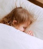 O mamă susține că a găsit metoda perfectă pentru a face copilul să doarmă toată noaptea. Îi dă în fiecare seară suc