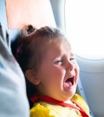 O fostă însoțitoare de zbor își spune părerea despre situațiile în care copiii plâng în avion