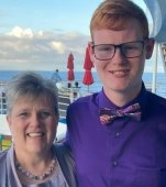 O mamă a adoptat un băiețel cu autism, care nu vorbea, la vârsta de nouă ani. Acum cântă împreună la cor