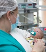 7 lucruri pe care părinții cu bebeluși la terapie intensivă trebuie să le știe, direct de la un medic specialist
