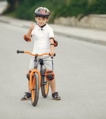 Cum îți convingi copilul să poarte cască pe bicicletă?