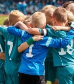 Copilul practică un sport de echipă? 6 întrebări esențiale pe care trebuie să i le adresezi antrenorului său
