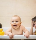 Până la ce vârstă e în regulă ca cei mici să facă baie împreună?