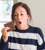 Studiu: consumul regulat de ciocolată poate ajuta la simptomele menopauzei