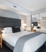 Soluții de economisire a spațiului în dormitor: Seturi inteligente și funcționale