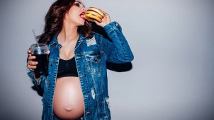 La ce pericole îți supui bebelușul când consumi fast-food în sarcină, în mod regulat