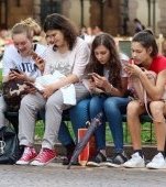 Timpul petrecut pe social media afectează psihicul și viitorul adolescenților. Iată studiile și dovezile!