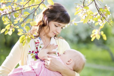 Alaptarea nou-nascutului: 10 sfaturi importante de la specialisti si mame