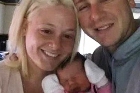 Bebelus furat din maternitate, reunit cu mama prin intermediul Facebook-ului