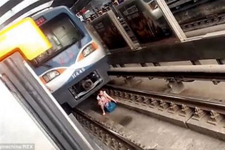 O femeie insarcinata cade pe sinele de metrou si supravietuieste printr-un miracol