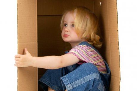 10 idei de jocuri pentru copii folosind o cutie de carton