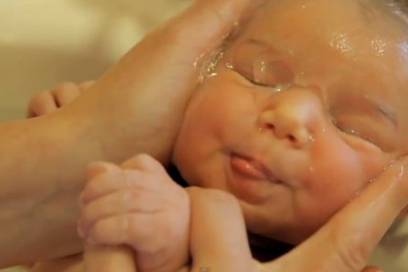 Baita bebelusului: metoda Thalasso, infricosatoare sau extraordinara?