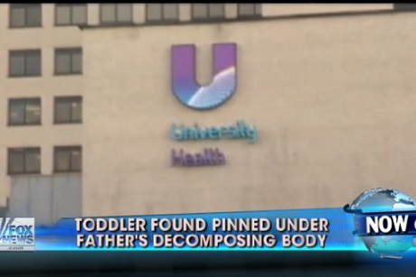 Bebelus de 10 luni prins timp de trei zile sub corpul in descompunere al tatalui 