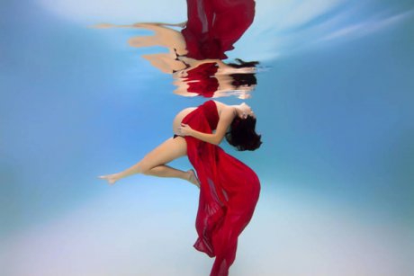 Fotografii uimitoare cu femei insarcinate...sub apa!