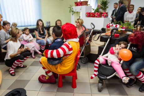 Parintii copiilor bolnavi sunt spijiniti de Fundatia Ronald McDonald